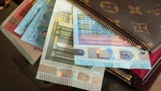 Еврото поскъпва спрямо долара в началото на седмицата